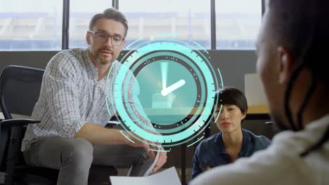 animación del reloj moviéndose rápido sobre los colegas de negocios en la oficina