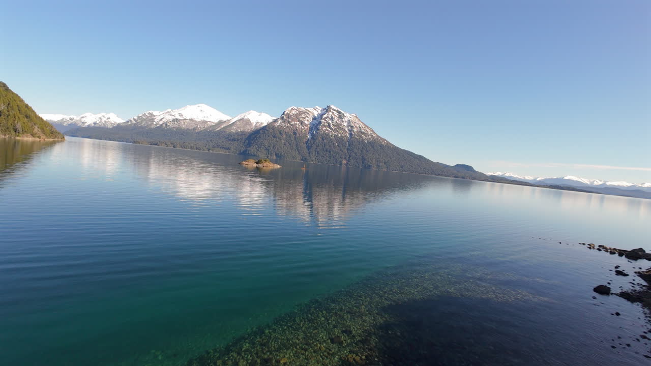 평온한 산 호수 풍경