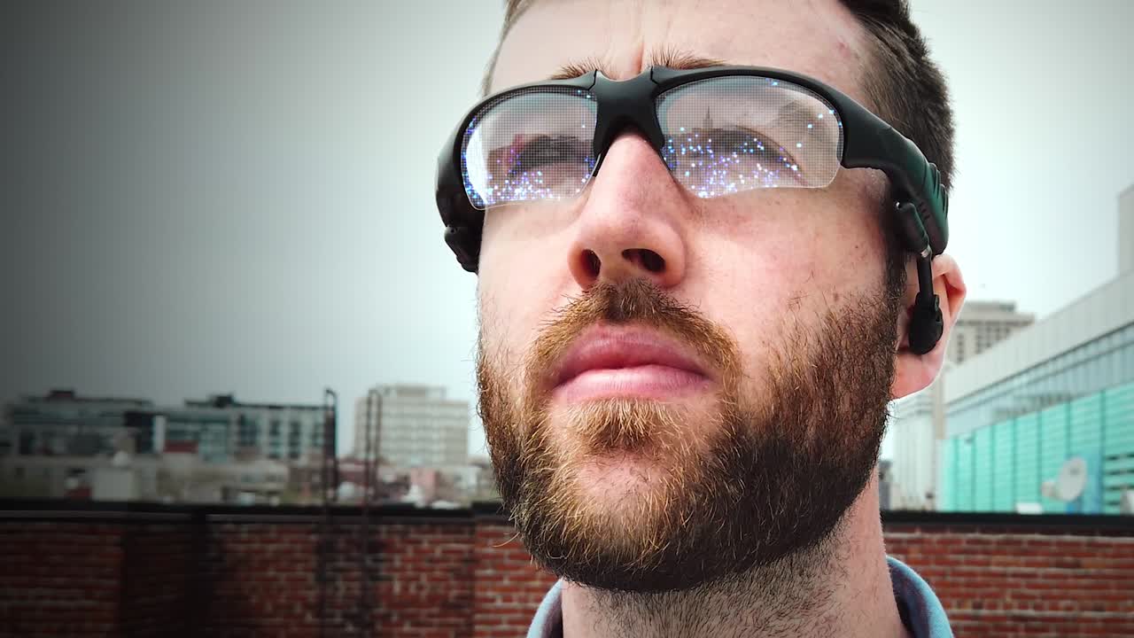 el primer plano de un joven profesional que usa lentes de holograma de realidad aumentada futurista en la azotea de una ciudad para analizar las estructuras que lo rodean