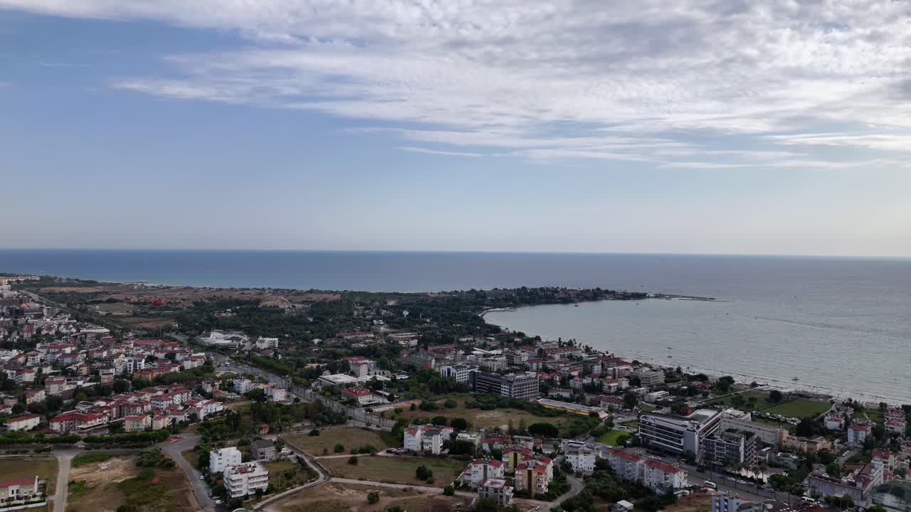 costa de la ciudad de lado hermoso, pavo con espacio de copia, aérea