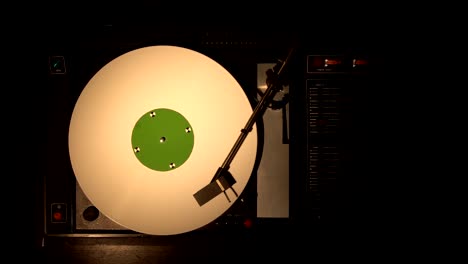 vinyl-pleer spielt lieder von einem alten plattenspieler in 4k-top-view.