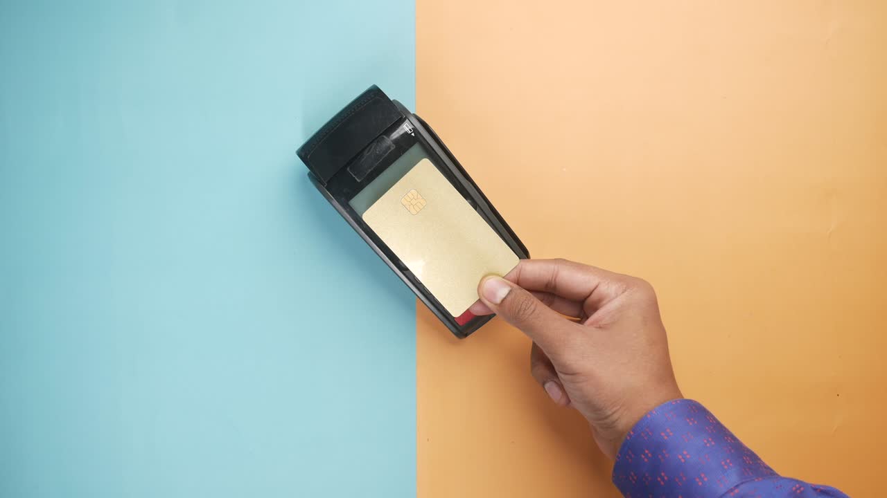 신용카드로 지불하는 젊은이의 비접촉 결제 개념