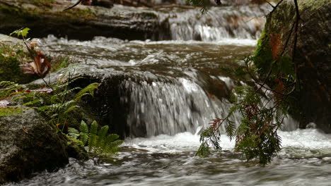 Wasserfälle-Beschleunigen-Therapeutische-Spirituelle-Tapetennahaufnahme