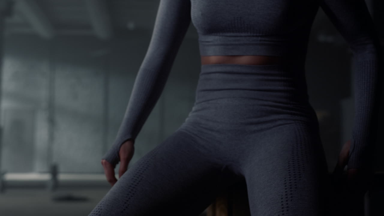 복근 운동 을 하는 운동 선수. 나무 상자 에서 복근 운동 을 마치는 소녀