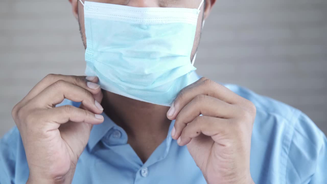 persona que lleva una máscara facial