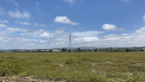 Hochspannung-Im-Feld-An-Einem-Sonnigen-Tag