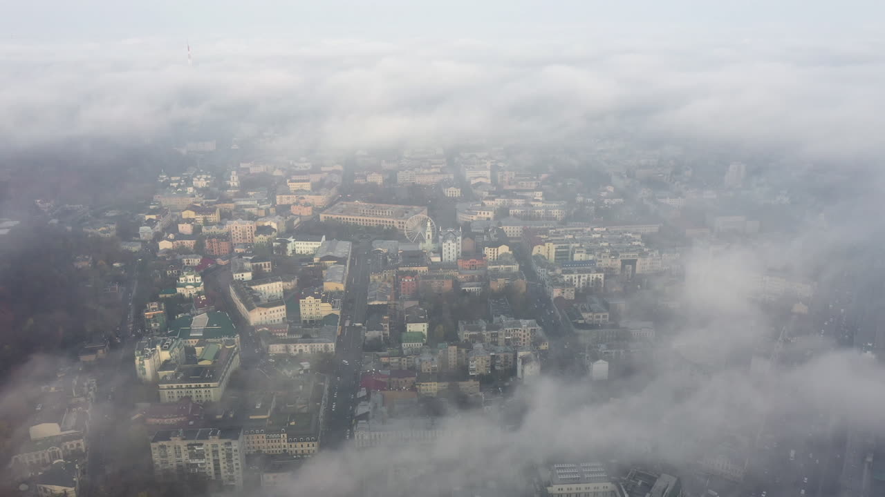 아침 안개로 뒤인 도시 풍경