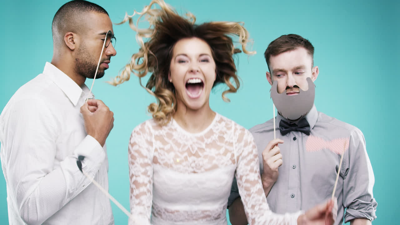 술에 취한 금발 여자가 패배자 남자들과 춤을 추고 슬로우 모션 파티 사진 부스