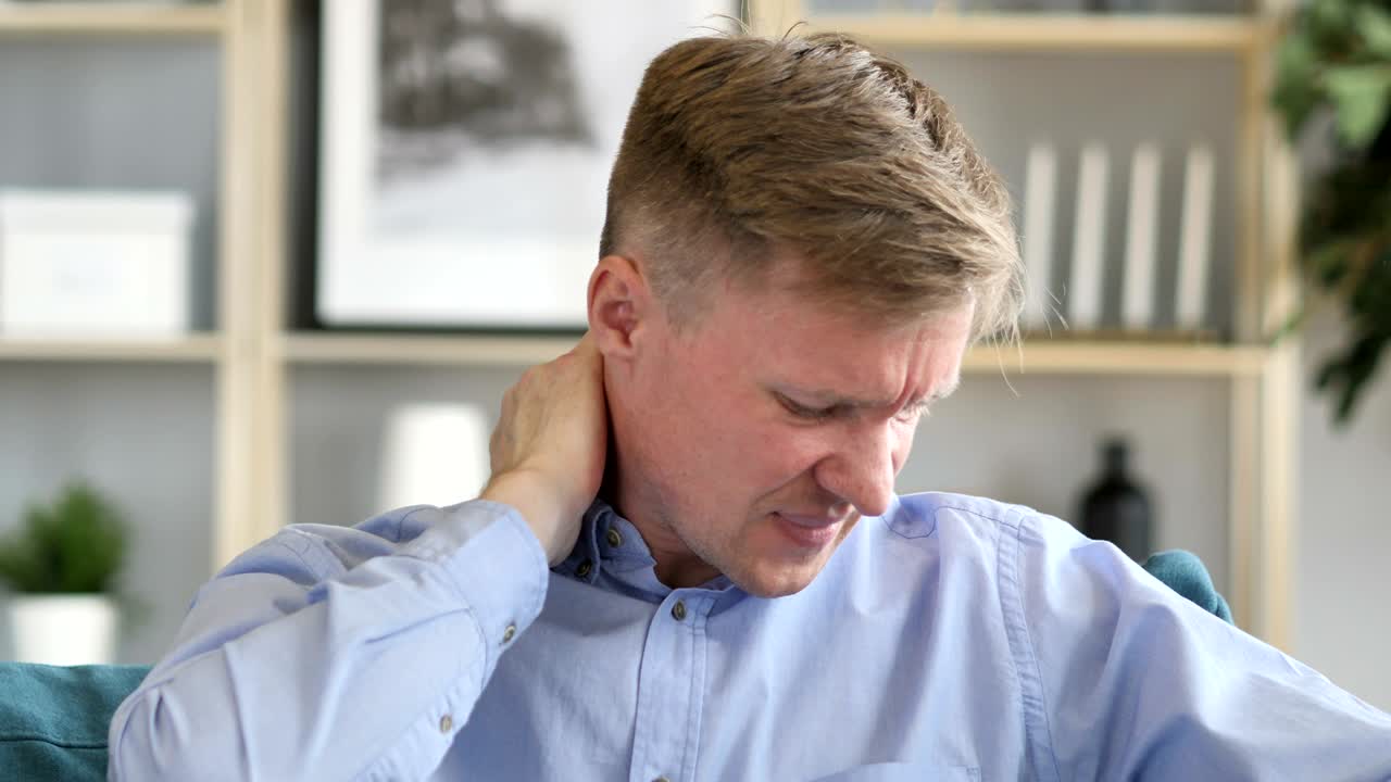 un hombre de negocios cansado tratando de relajar el cuerpo estirándose