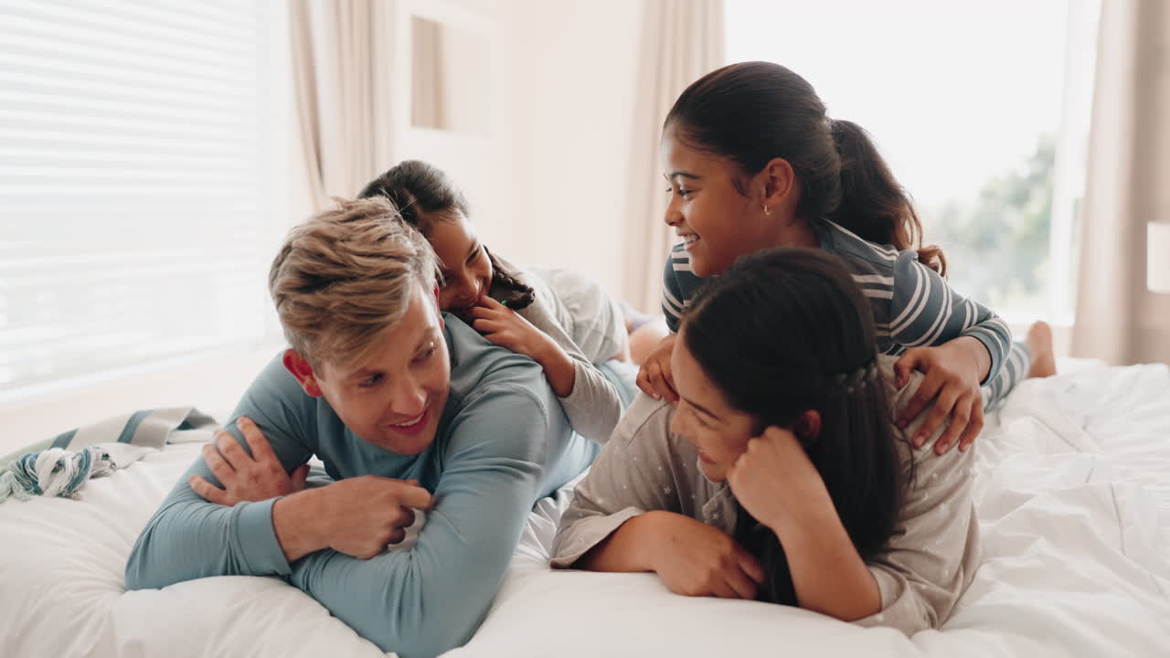 부모, 침대와 행복한 가족 대화