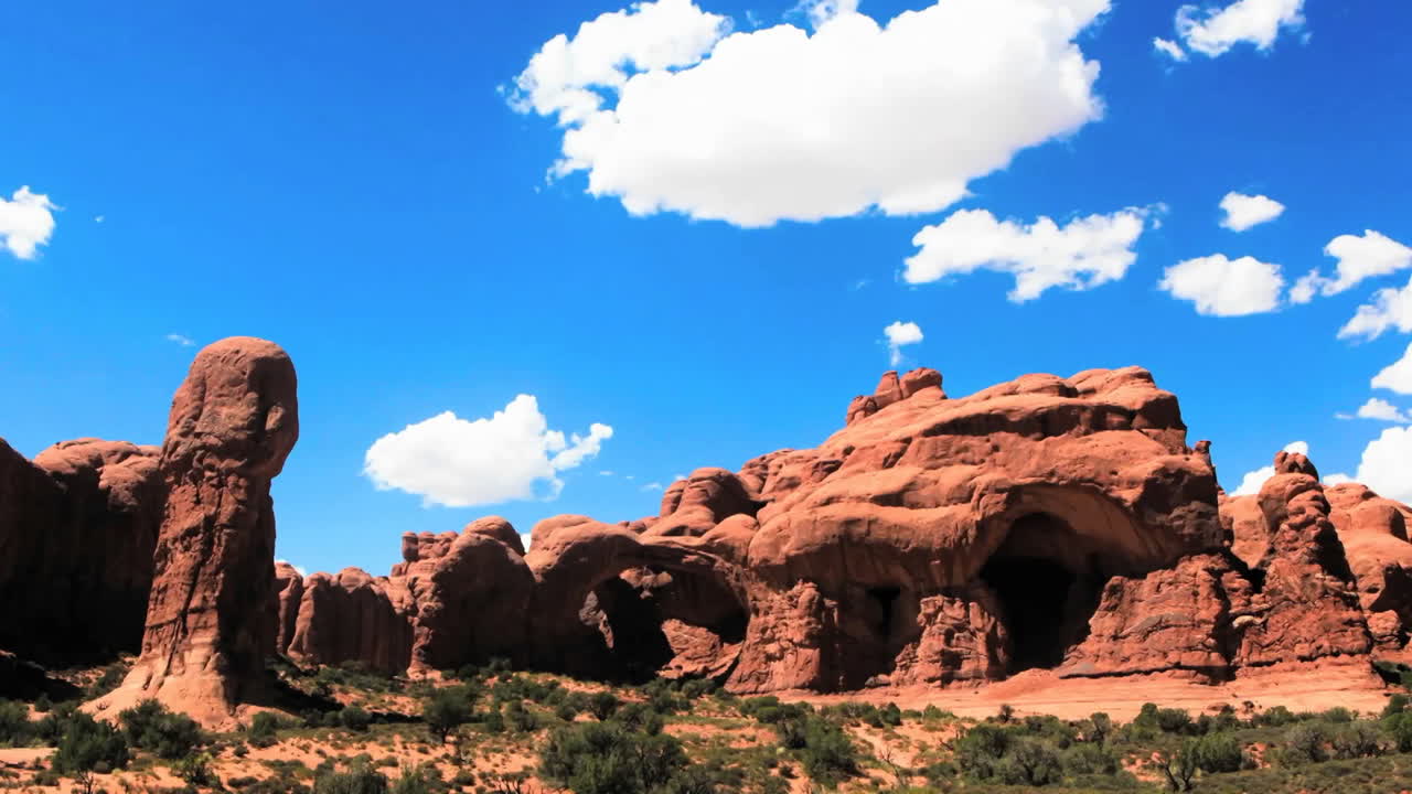 un monumento de piedra arenisca roja en el lapso de tiempo del desierto 3