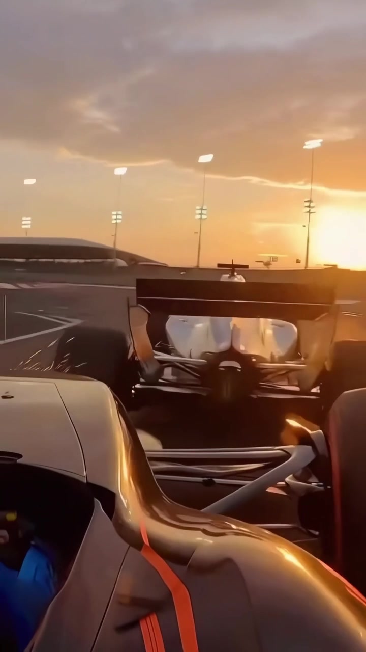 Høyhastighetskollisjon med racerbil på bane ved solnedgang