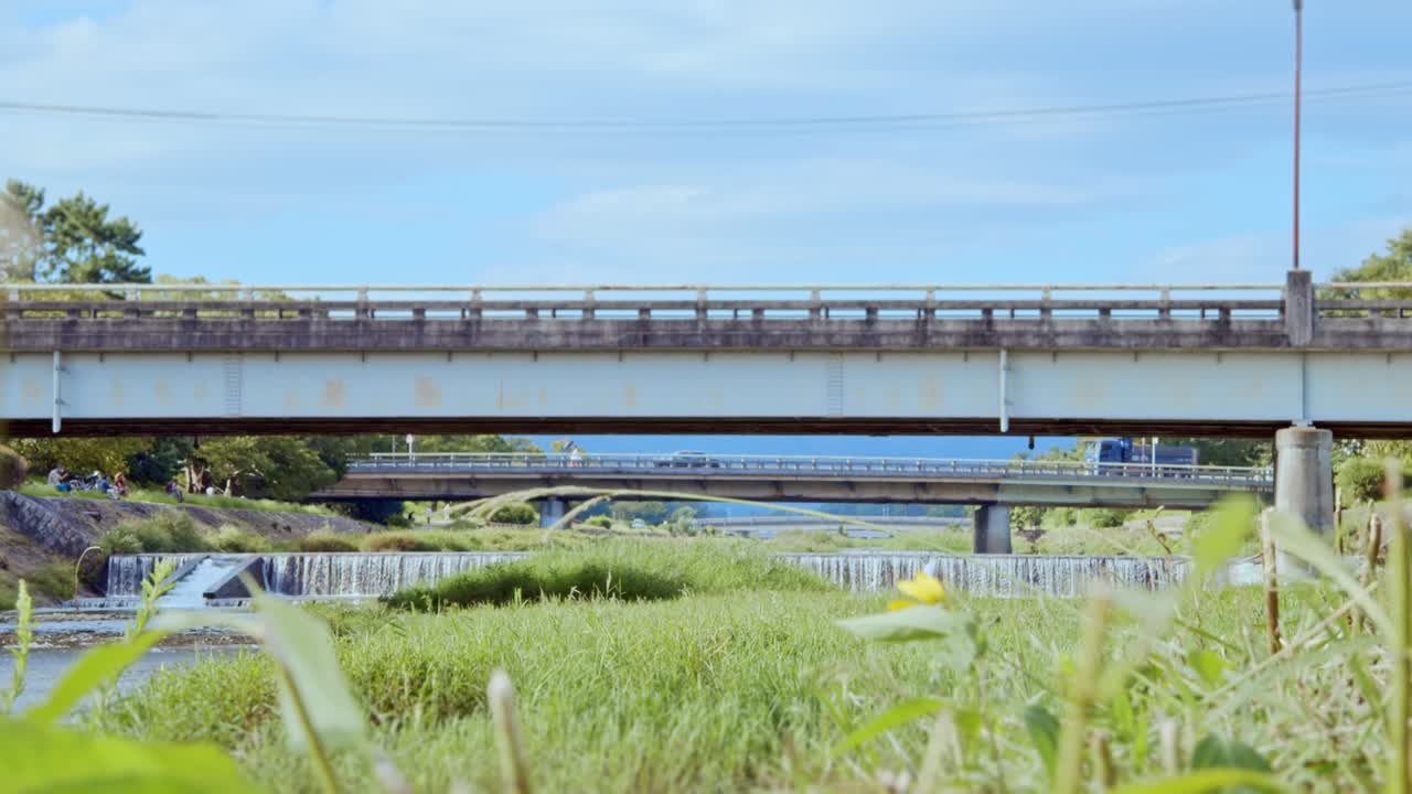 교토의 카모 강과 하늘에서 흐르는 구름의 풍경