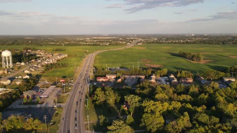 Zeitraffer-Des-Dichten-Verkehrs-Auf-Der-Kleinen-Stadtstraße-In-Clarksville,-Tennessee