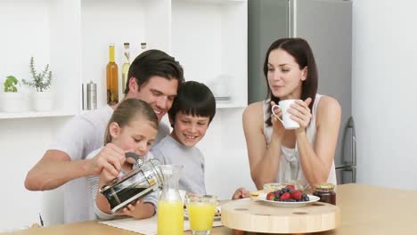 familia feliz tomando el desayuno