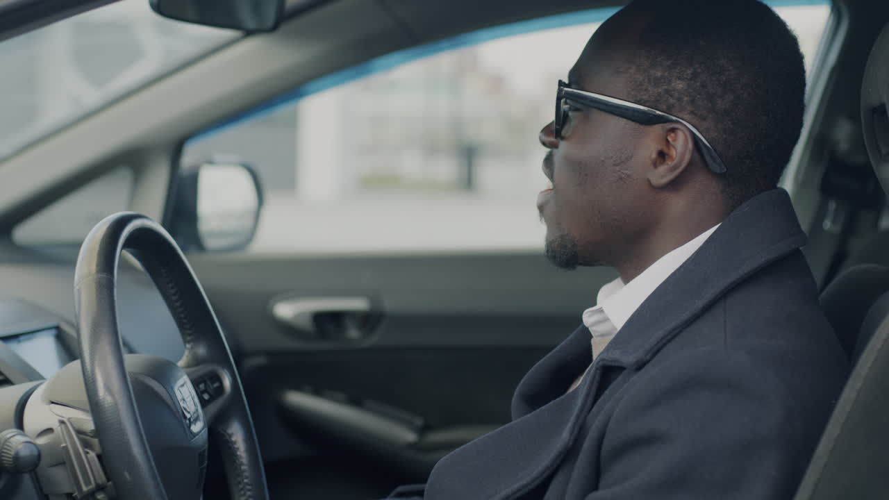 차를 운전하는 남자