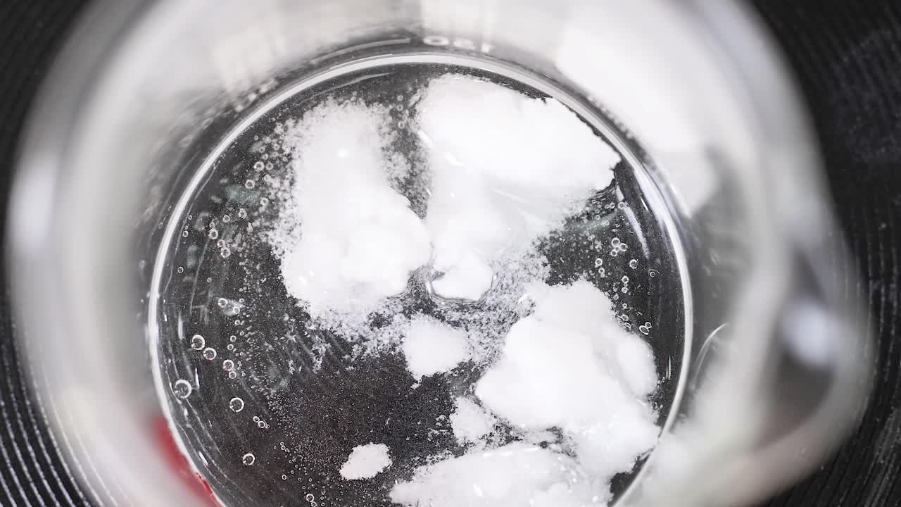 sustancia disolvente en un vaso