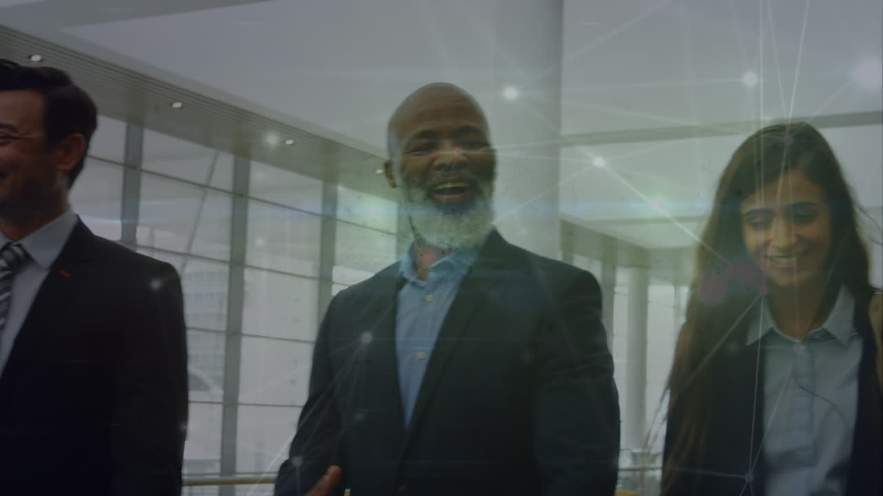 animación de la red de conexiones a través de diversas personas de negocios caminando