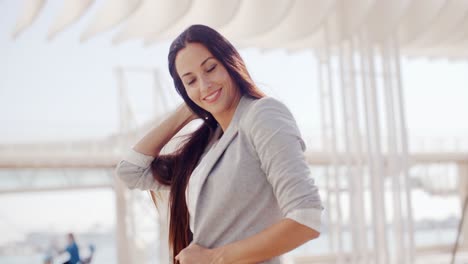 Mujer-Atractiva-Y-Segura-Con-Cabello-Largo-Y-Castaño.