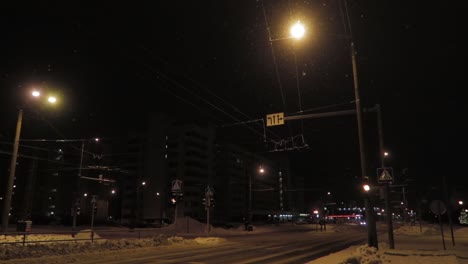 Luces-Rojas-Intermitentes-En-La-Noche-En-La-Calle-Oscura-Con-Nieve-Cayendo-Y-Luces-Brillantes-De-Color-Naranja