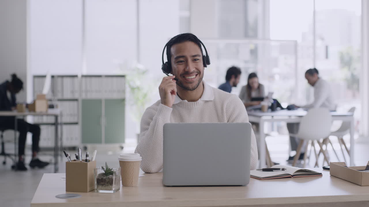 Retrato de un agente de call center masculino hablando con