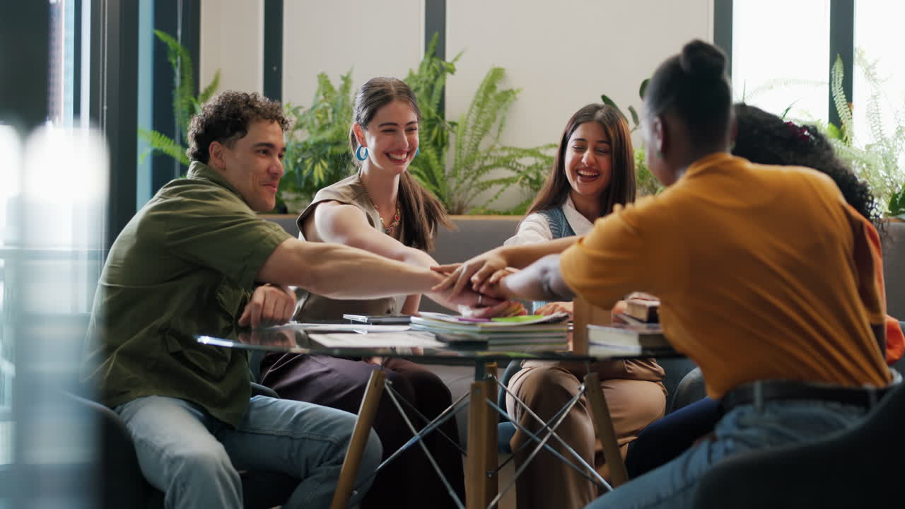 Grupo Diverso de Jovens Profissionais Celebrando Trabalho em Equipe e Sucesso no Escritório