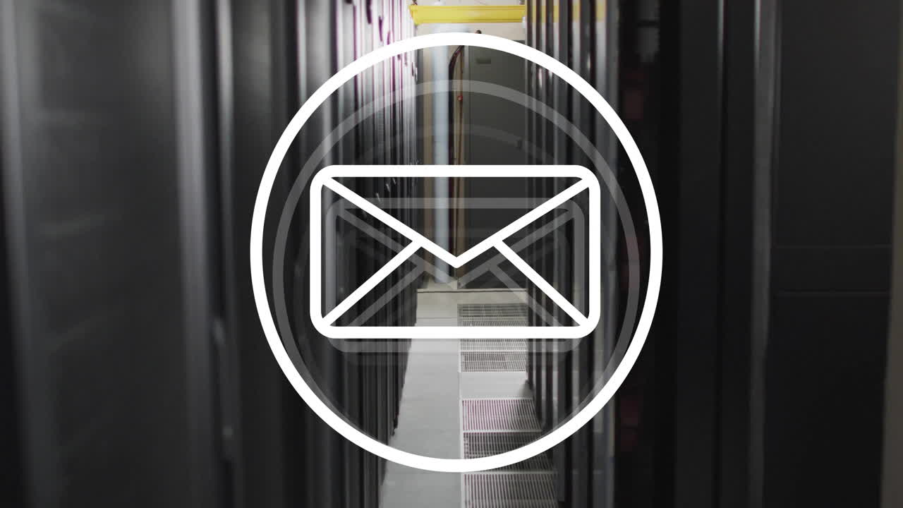 Animazione di icona email a forma di busta su sala server di computer