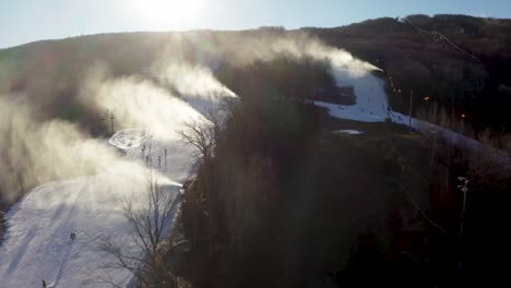 4k-Drone-Aéreo-Pequeña-Pista-De-Esquí-Máquinas-De-Nieve-Soplando-Nieve-Norte-Del-Estado-De-Nueva-York