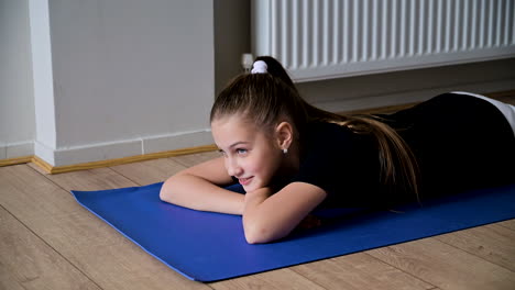 niña haciendo ejercicio en clase de yoga