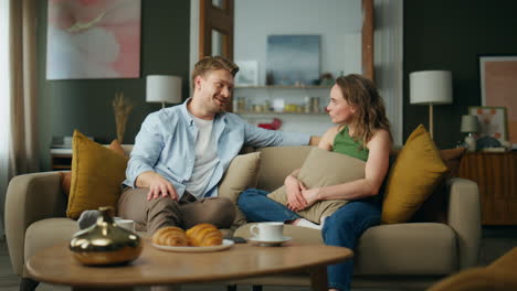 Pareja-Descansando-Hablando-En-El-Acogedor-Sofá-Interior.-Familia-Joven-Soñando-Despierto-Juntos