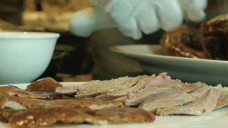 Toma-Estática-De-Un-Plato-Lleno-De-Carne-Y-Piel-De-Pavo