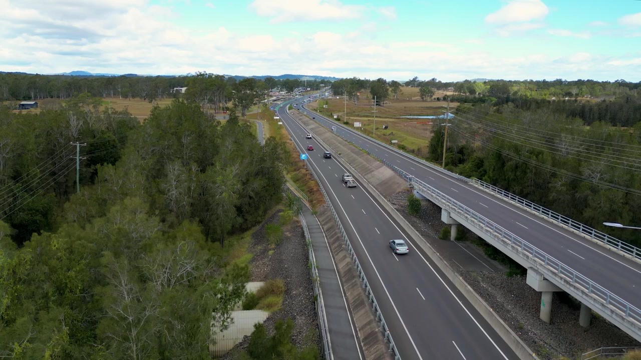 Camions et voitures se dirigeant vers le sud le long de l'autoroute Mount Lindesay près de Jimboomba dans le Queensland.