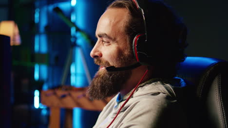 el jugador juega un videojuego de nave espacial multijugador con amigos, hablando con ellos usando auriculares micrófono