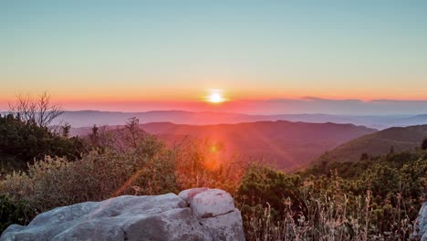 Toma-Panorámica-De-Derecha-A-Izquierda-De-La-Impresionante-Y-Vibrante-Salida-Del-Sol-ámbar-Púrpura-rosa-Sobre-Las-Montañas-Rocosas