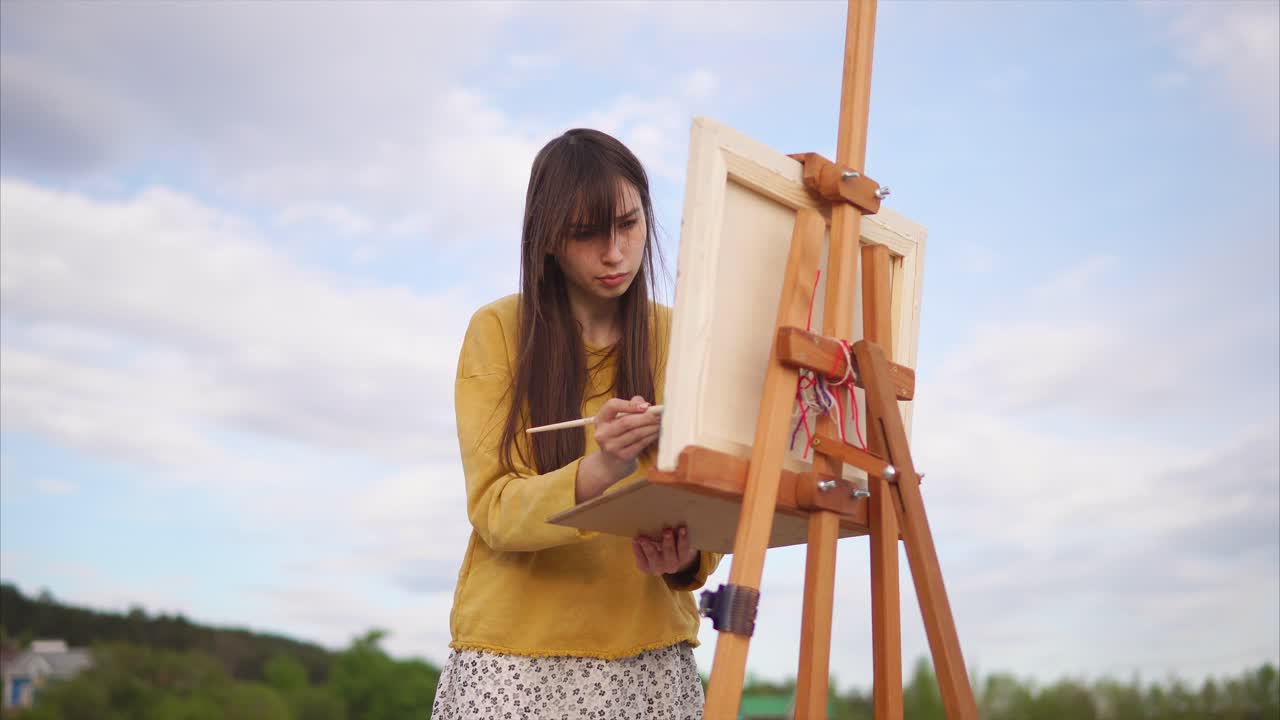 야외에서 그림을 그리는 여자