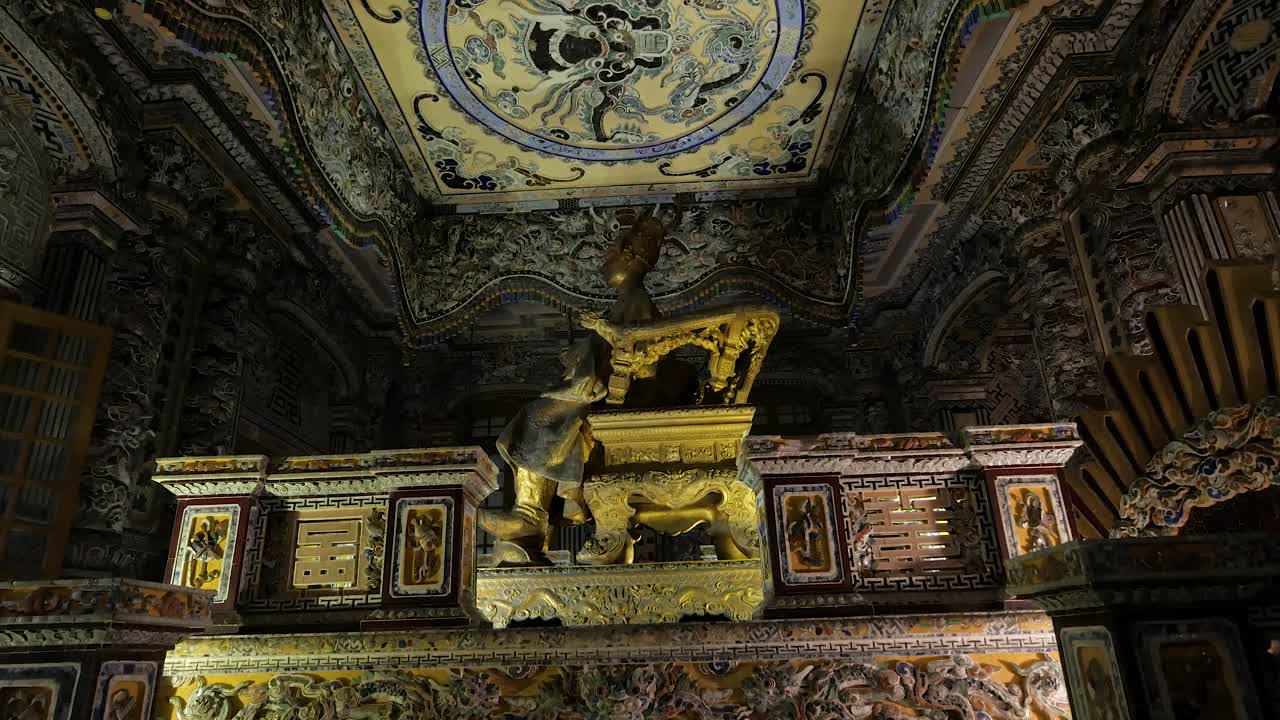 후?? 시 근처에 위치한 khải định의 무덤의 내부가 밝혀졌습니다.