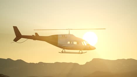 Extremer-Zeitlupenflughubschrauber-Und-Sonnenuntergangshimmel