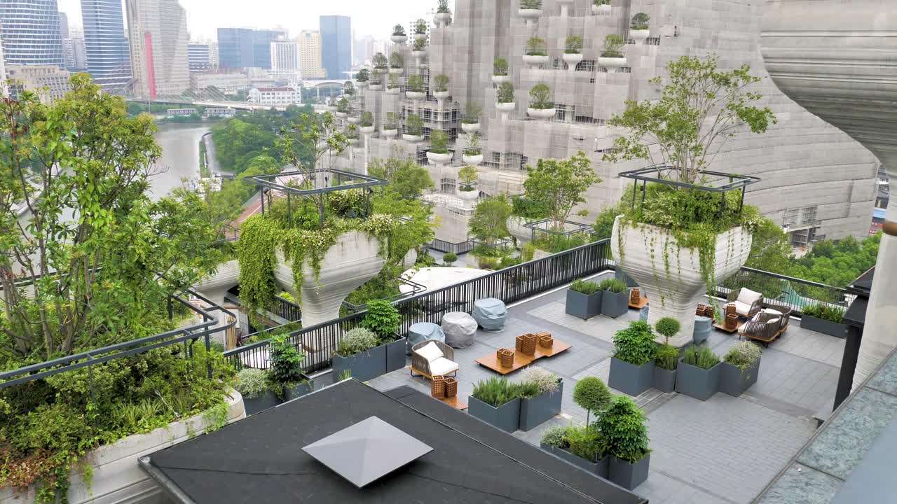 disparo de inclinación lenta del hermoso centro comercial de 1000 árboles en el centro de shanghai