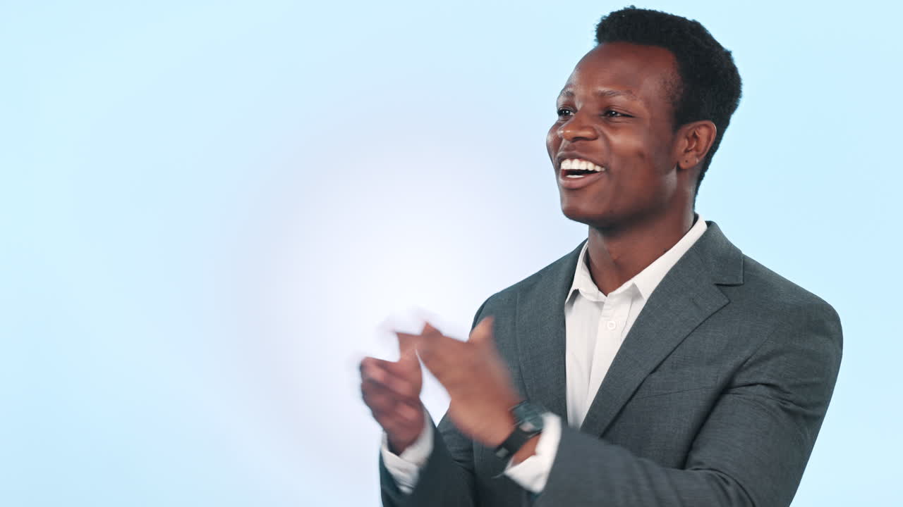 hombre negro, negocios y aplausos por el éxito