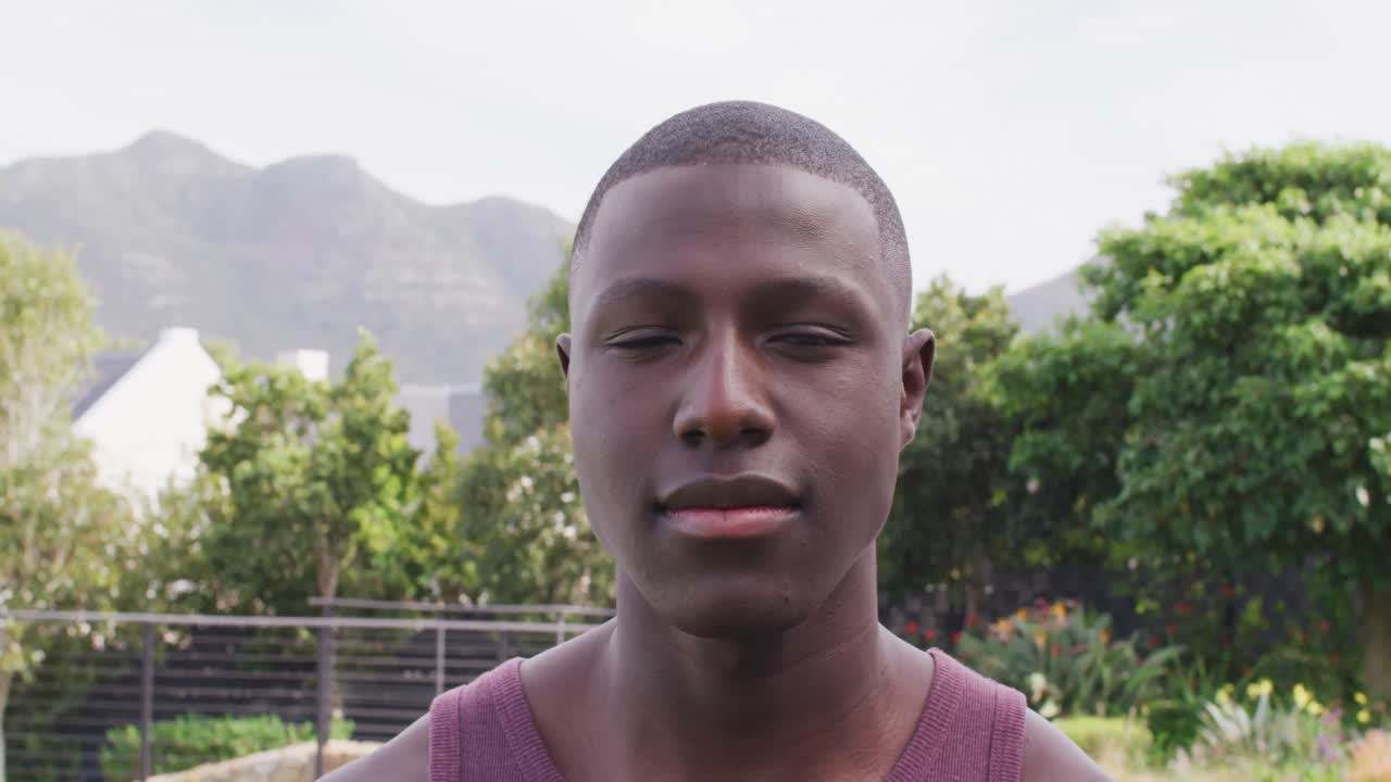 видеопортрет счастливого афроамериканца, улыбающегося камере на открытом воздухе.