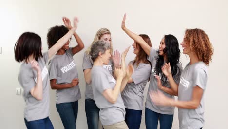 mujeres voluntarias felices animando