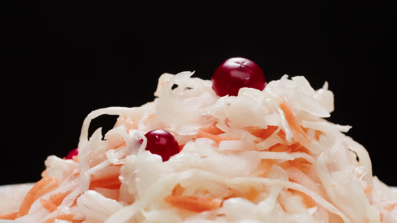 소크라우트 (sauerkraut) 는 소금 잔디를 보존하는 다양한 종류의 콩입니다. 나무 테이블에 당근과 러드 콩과 함께 소금 콩을 넣은 가정용 소크라우드. 고품질의 4k 영상.