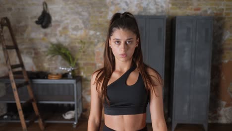 mujer joven en un gimnasio