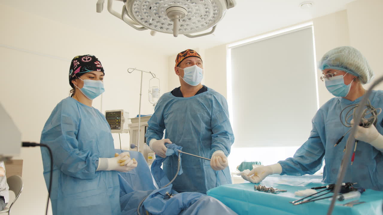 equipo quirúrgico en la sala de operaciones