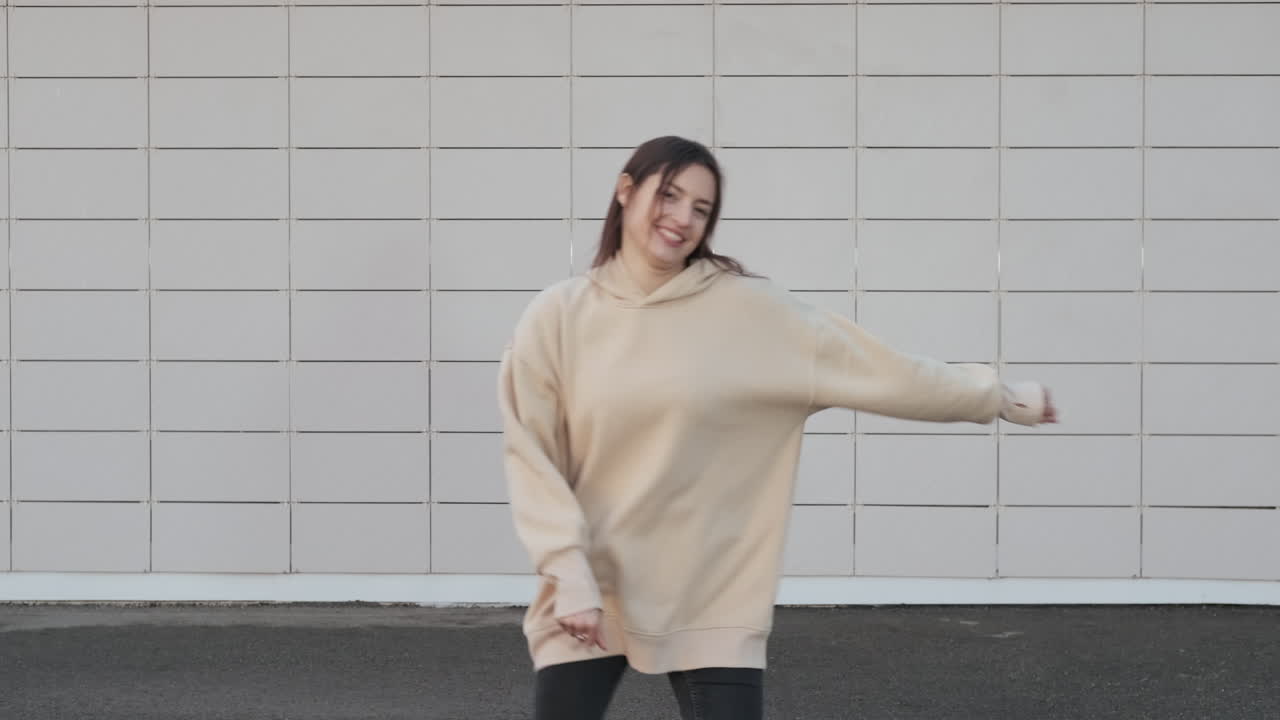mujer feliz bailando