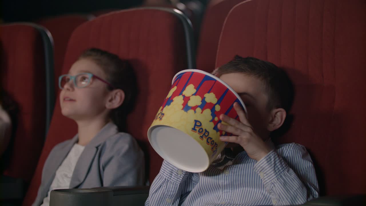 niños viendo películas en el cine. entretenimiento cinematográfico para niños