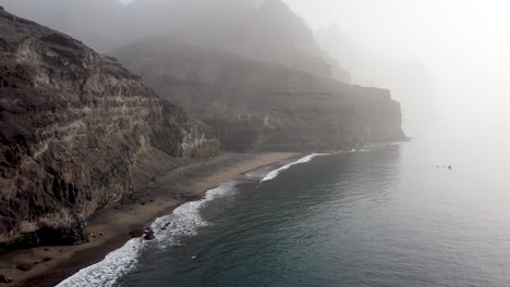 拉斯帕爾馬斯大加納里亞 (las palmas de gran canaria) 的古伊古伊海灘 (gui gui beach) 在卡利馬 (calima) 期間的空中景色,4k 無人機片段-1