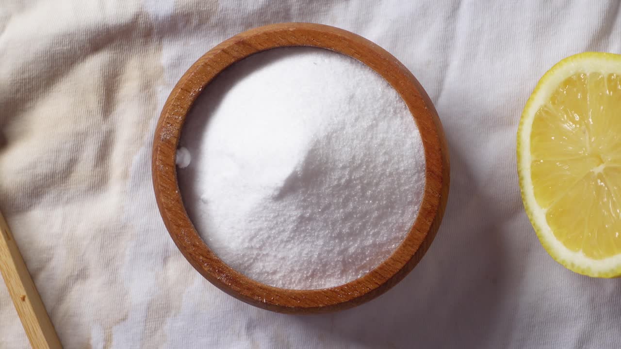 스테인 제거용 베이킹 소다와 레몬