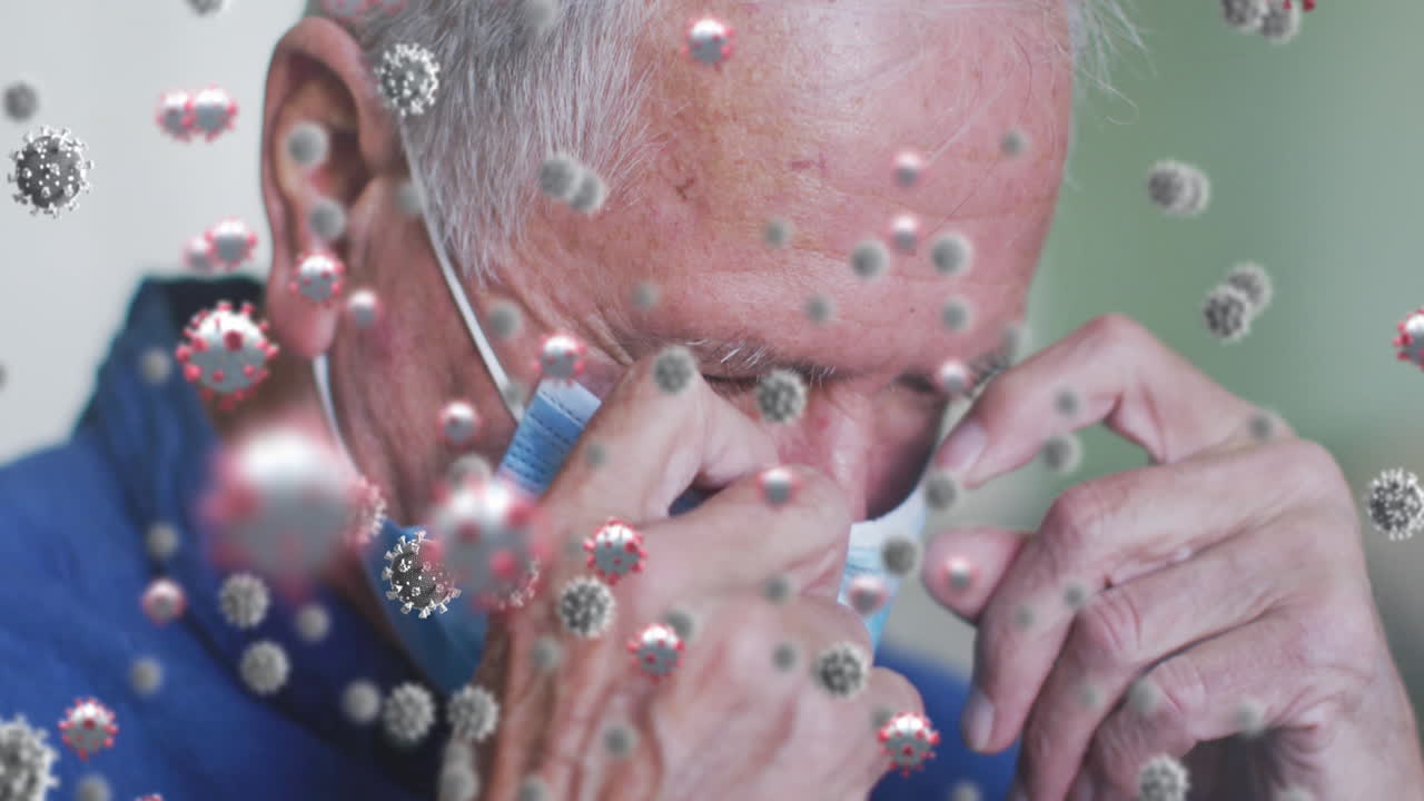 얼굴 마스크를 착용한 고령 백인 남성에 대해 떠다니는 여러 코로나19 세포의 복합 비디오