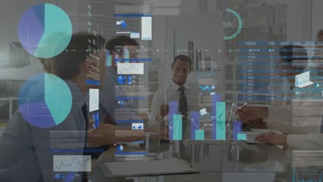 animación del procesamiento de datos financieros sobre diversas personas de negocios que trabajan en la oficina